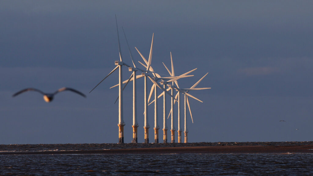 12月7日，风力涡轮机在Burno Bank离岸风力发电场发电, 2022年利物浦, 英格兰